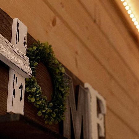 Charming Blue Farmhouse Cabin Duck Creek Village Ngoại thất bức ảnh