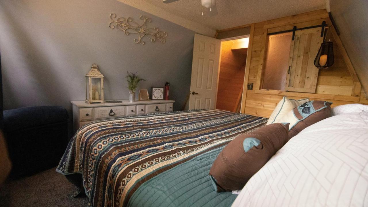 Charming Blue Farmhouse Cabin Duck Creek Village Ngoại thất bức ảnh